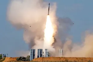 VIDEO: Cận cảnh tên lửa đất đối không S-300V Nga khai hỏa