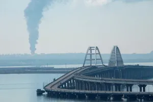 VIDEO: Cháy kho dầu Nga gần cầu Crimea, nghi do UAV tấn công 