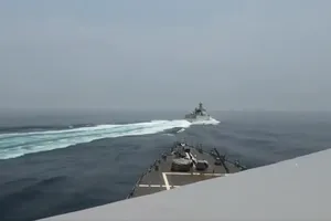 VIDEO: Tàu Trung Quốc 'cắt ngang' mũi tàu khu trục Mỹ ở eo biển Đài Loan 