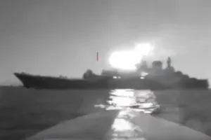 VIDEO: Tàu nghi thuộc hải quân Nga bị đánh chìm được lai dắt về căn cứ ở Biển Đen