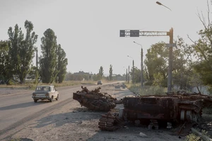 Nóng Nga-Ukraine 28-8: Sân bay ở Kiev bị tấn công; Nga dồn quân đánh Kharkiv, Donetsk