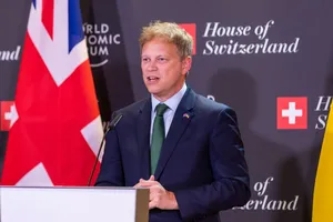 Anh thay bộ trưởng quốc phòng bằng một nhân vật 'đa năng'