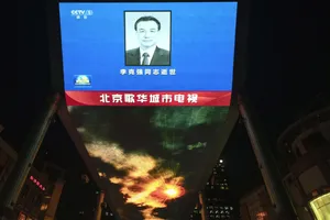 Ảnh, video: Người dân đặt hoa thương tiếc cố Thủ tướng Lý Khắc Cường