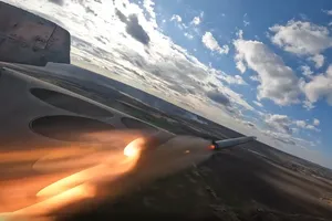 VIDEO: Cường kích Su-25 của Nga dội 'mưa' rocket vào mục tiêu Ukraine