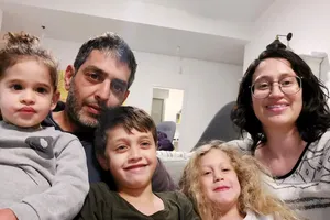 Hành trình trở về của con tin 4 tuổi người Mỹ sau khi chứng kiến cha mẹ bị Hamas bắn chết