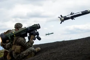  VIDEO: Tên lửa chống tăng Javelin của Ukraine bắn cháy xe tăng Nga trong đêm 