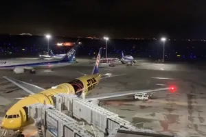 VIDEO: Máy bay Nhật chở gần 400 người bốc cháy trên đường băng, nghi do va chạm máy bay khác