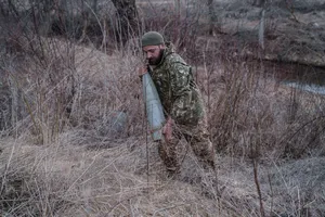 Chuyện người lính Ukraine 'săn' đạn pháo Nga