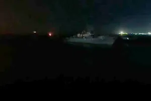 VIDEO: Tàu chiến Nga tung hỏa lực dữ dội vào xuồng tự lái Ukraine