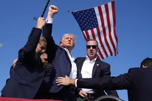 VIDEO: Khoảnh khắc ông Trump ngã xuống sau tiếng súng nổ ở nơi tranh cử