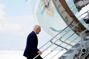 VIDEO: Tổng thống Biden lên chuyên cơ đi cách ly sau khi nhiễm COVID-19