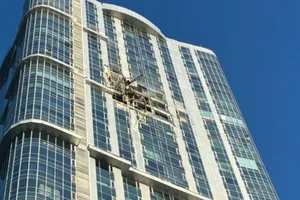 VIDEO: UAV Ukraine đâm trực diện vào chung cư 38 tầng của Nga