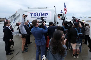 Ông Trump ngồi xe rác đi vận động, đáp trả phát ngôn ‘vạ miệng’ của ông Biden 