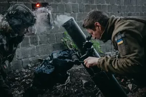 VIDEO: Lính Ukraine bắn đạn cối bị lỗi 