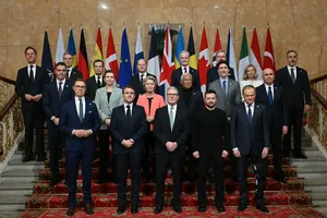 Châu Âu vừa dốc sức thuyết phục ông Trump không bỏ rơi Ukraine vừa khẩn trương hành động 