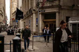 Chứng khoán châu Á khởi sắc; Phố Wall 'đỏ lửa'