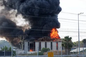 Xung đột Iran-Israel leo thang nóng, dân tình khốn khổ