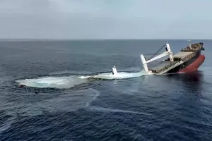 Mỹ: Houthis bắt thủy thủ làm con tin sau khi tấn công tàu trên Biển Đỏ