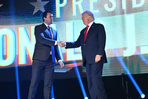 Ông Trump truy tặng huân chương cho đồng minh bị bắn, FBI treo thưởng 100.000 USD tìm nghi phạm