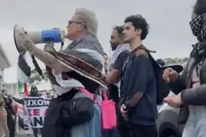 Nhà Ngoại trưởng New Zealand bị người biểu tình đập phá