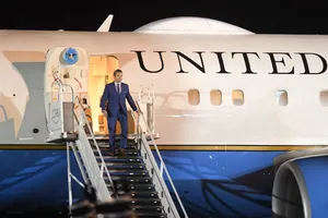 Máy bay của Bộ trưởng Quốc phòng Mỹ gặp sự cố, phải hạ cánh khẩn cấp