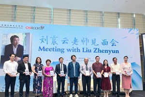 Đông đảo thanh niên Việt Nam giao lưu với nhà văn nổi tiếng Lưu Chấn Vân 