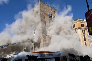 VIDEO: Khoảnh khắc tòa tháp trung cổ ở Rome bị sập