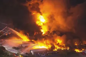 VIDEO: Máy bay chở hàng rơi tại Mỹ, kinh hoàng lửa khói một vùng 