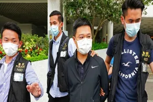 Tổng biên tập Apple Daily Ryan Law (thứ hai từ phải sang) bị cảnh sát Hong Kong bắt giữ ngày 17-6. Ảnh: AP