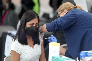 Tiêm chủng vaccine COVID-19 cho người dân ở bang California, Mỹ. Ảnh: REUTERS