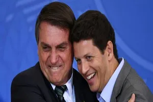 Tổng thống Brazil Jair Bolsonaro (trái) và Bộ trưởng Môi trường Brazil Ricardo Salles. Ảnh: AFP