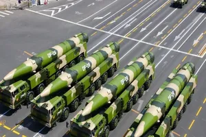 Tên lửa đạn đạo tầm trung của Trung Quốc Đông Phong 26 (DF-26). Ảnh: TÂN HOA XÃ