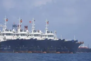 Nhóm tàu dân quân biển của Trung Quốc neo đậu trái phép khu vực đá Ba Đầu. Ảnh: PHILIPPINE COAST GUARD