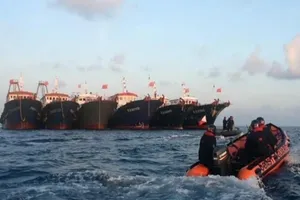 Một tàu tuần tra của lực lượng tuần duyên Philippines tiếp cận các tàu Trung Quốc tại khu vực đá Ba Đầu ( thuộc quần đảo Trường Sa của Việt Nam). Ảnh: EPA