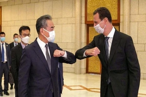 Tổng thống Syria Bashar al-Assad (trái) chào Bộ trưởng Ngoại giao Trung Quốc Vương Nghị tại Damacus, Syria. Ảnh: AFP