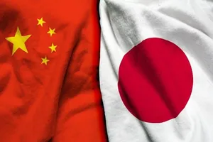 Quốc kỳ Trung Quốc (trái) và quốc kỳ Nhật Bản. Ảnh: SHUTERSTOCK