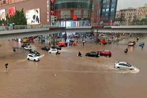 Mưa lớn nhiều ngày gây lũ lụt nghiêm trọng tại TP Trịnh Châu, Hà Nam, Trung Quốc. Ảnh: AP