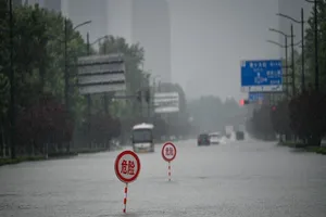 Biển báo nguy hiểm trên đường phố ngập nước ở TP Trịnh Châu, Hà Nam, Trung Quốc. Ảnh: TÂN HOA XÃ