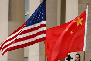 Quốc kỳ Mỹ (trái) và quốc kỳ Trung Quốc. Ảnh: REUTERS