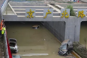 Đường hầm Jingguang ở TP Trịnh Châu, Hà Nam bị ngập nước chỉ trong vòng 5 phút, khiến nhiều xe cộ và người bị kẹt lại bên trong. Ảnh: SCMP