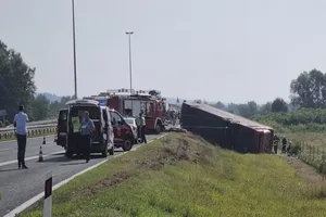 Hiện trường xe buýt lật khỏi cao tốc ở Croatia. Ảnh: AP