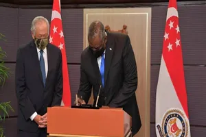 Bộ trưởng Quốc phòng Singapore Ng Eng Hen (trái) và Bộ trưởng Quốc phòng Mỹ Lloyd Austin. Ảnh: MINDEF