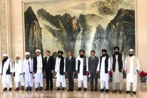 Bộ trưởng Ngoại giao Trung Quốc Vương Nghị (giữa) cùng các quan chức Trung Quốc và phái đoàn Taliban. Ảnh: HANDOUT