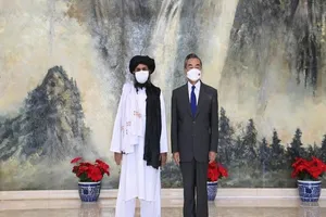 Người đồng sáng lập Taliban Mullah Abdul Ghani Baradar (trái) và Bộ trưởng Ngoại giao Trung Quốc Vương Nghị. Ảnh: TÂN HOA XÃ