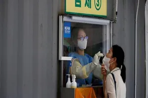 Xét nghiệm COVID-19 tại Hàn Quốc. Ảnh: REUTERS