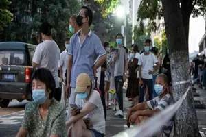 Người dân TP Vũ Hán (Trung Quốc) đợi xét nghiệm COVID-19. Ảnh: AFP