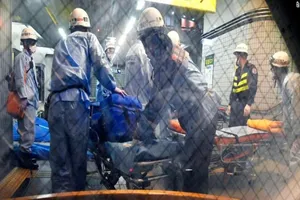 Nhân viên cứu hộ chuẩn bị cáng di chuyển nạn nhân sau vụ đâm dao ở ga Soshigaya Okura (Tokyo, Nhật Bản) hôm 6-8. Ảnh: CNN