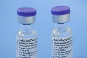 Các lọ vaccine ngừa COVID-19 của hãng dược Pfizer/BioNTech. Ảnh: REUTERS