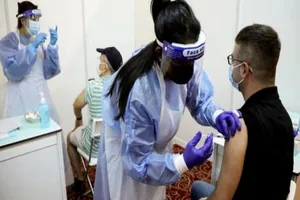 Người dân tiêm vaccine ngừa COVID-19 ở Malaysia. Ảnh: REUTERS