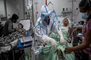 Nhân viên y tế đang hỗ trợ bệnh nhân COVID-19 tại một bệnh viện ở Manila, Philippines. Ảnh: REUTERS